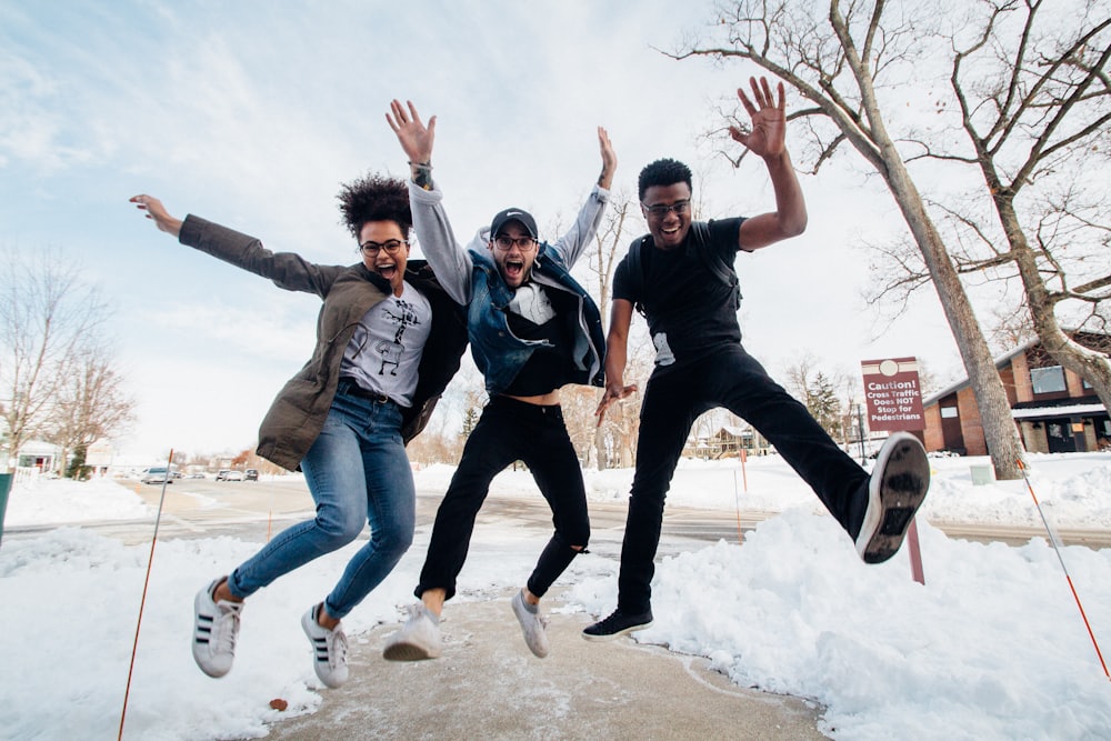 Jeunes souriants sur smartphone